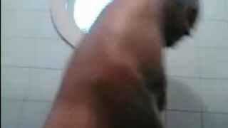 Osito caliente con una gran polla se ducha y se pajea.