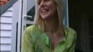 Deutsche blonde MILF öffnet das Überraschungspaket