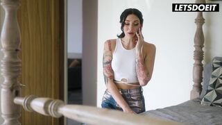 Katie Kush & Charlotte Sins Steamy Strapon Fuck In The Morning - A GIRL KNOWS