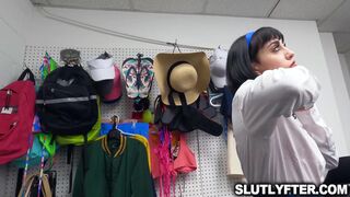 Shoplifter Anna Starr gives up her pussy