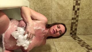 Pregnant PAWG Invites You to Join Her in the Bath - BunnieAndTheDude