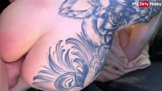 Tattooed amateur Lisa Sophie gets fucked in the back seat of a car