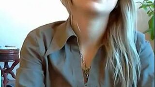 Masturbating Babe on Webcam