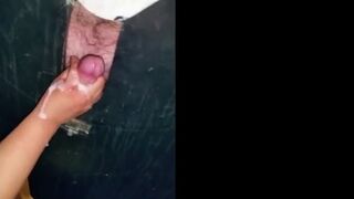 Svenska Hustruns Glory Hole Handjob