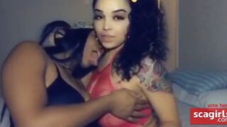 Ebony Amateur Lesbians Kissing and Squirting