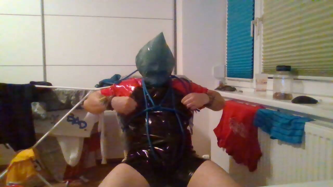 LaTexAndreas2024  herself for 24 minutes with bondage and shortness of breath