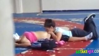 Deux Coquines: Surprise au Gymnase - French Amateur Video