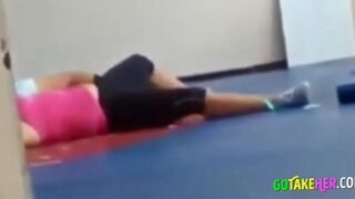 Deux Coquines: Surprise au Gymnase - French Amateur Video