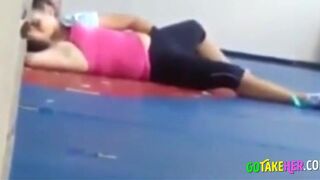 Deux Coquines: Surprise au Gymnase - French Amateur Video