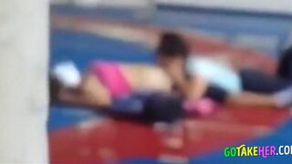 Deux Coquines: Surprise au Gymnase - French Amateur Video