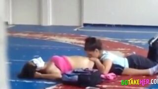 Deux Coquines: Surprise au Gymnase - French Amateur Video