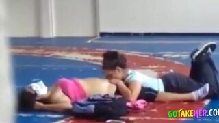 Deux Coquines: Surprise au Gymnase - French Amateur Video