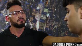 DaddiesPorno.com - Gay twink Rob Quin makes his stepdad proud by offering his hairy a