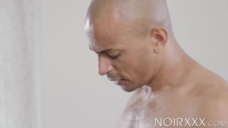 Shaved head Zario Traves ups and downs my cock while sitting on it