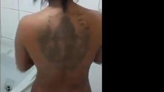 Amadora Tatuada do Rio de Janeiro Filmada no Chuveiro