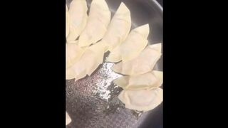 ちょっぴりえちえちな料理動画❣️ 餃子♡