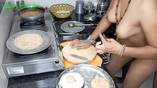 Sexy Komal - Roti banate samay jor se dhakka lagaya ek sath do kam