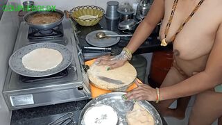 Roti banate samay jor se dhakka lagaya ek sath do kam