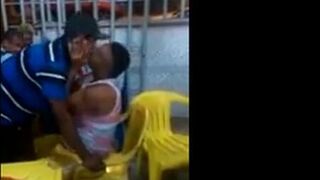 Velho gay latino pega um cara no bar