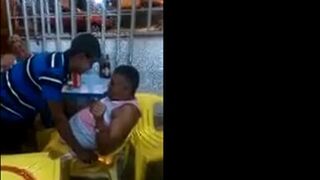 Velho gay latino pega um cara no bar