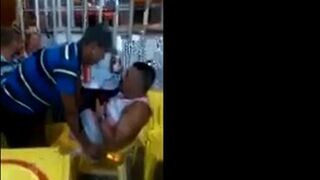 Velho gay latino pega um cara no bar