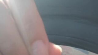 masturbandome en el coche mientras el conduce