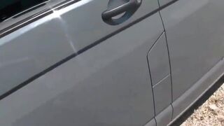 Deutscher Amateur-Blowjob im Auto führt zu einer Gesichtsbehandlung im Frei