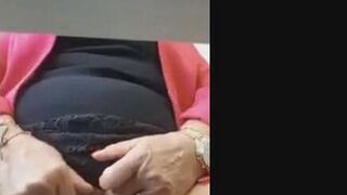 Mature Amateur Masturbates on Webcam