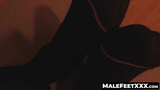 MaleFeetXXX.com - Bearded Dallas flaunts his perfect warm feet while engrossed in a h