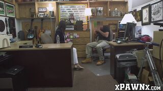 Handsome MILF sells her mouth and twat in the pawnshop