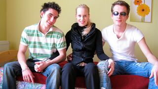 Young Libertines - Aesthetic homemade FMM threesome with a flexible Teena