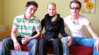 Young Libertines - Aesthetic Homemade FMM Threesome With A Flexible Teena