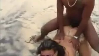 Sexo na Praia: Brasileiras Amadoras na Praia Suja