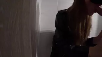 Öffentlicher Blowjob In Einem Einkaufszentrum - Amateur Deutsches College -