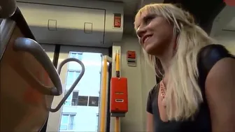 After Work porn video – Blondes Deutsches Baby In Vinyl Gibt Einem Handjob