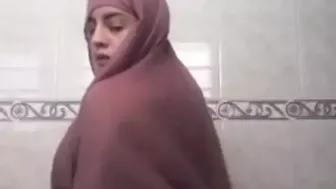 Arab Dancing Naked Then Swallowing 5 Cocks
