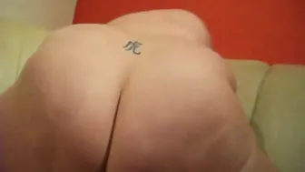 Deutsche Blonde Pawg Reitet Dildo Auf Couch