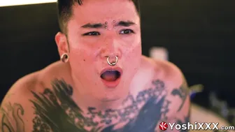 Ruito Hamasaki fists Yoshi Kawasaki underwater till his rosebud blooms