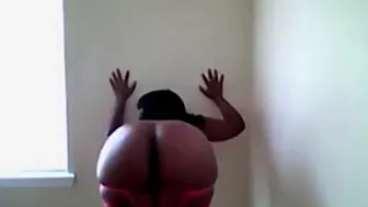 Black MILF Dances Naked and Shows Off Her Big Booty on Webcam
