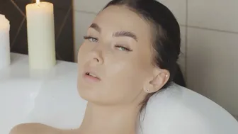 Big natural tits babe enjoyed hot posing