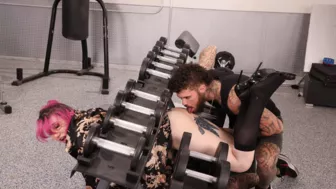 Got my ass stucked in the gym and get fucked