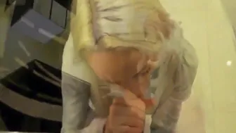 Lucky Guy schlängelt sich mit vollbusiger deutscher Blondine für tiefe Blow