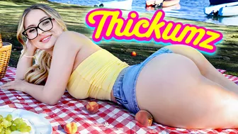 Қыздар суретке түсіп, өз өнерлерін көрсетті.