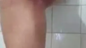 Big butt indian Punjabi Aunty squatting in shower