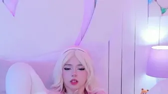 Sexy Babe Fucking Her Pink Pussy