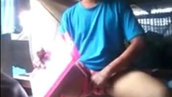 Exibicionista gay mostra o pau em barco