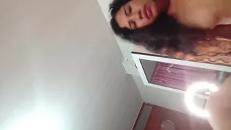 Flaquita caliente con tetas pequeñas