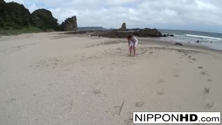 Asian hottie blows her man at the beach