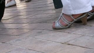 pieds d'une femme mature française en public sur Orléans 2