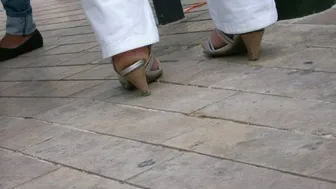 pieds d'une femme mature française en public sur Orléans 2